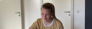 Mette Brandt Nielsen igang med at underskrive kontrakt med Vendsyssel Håndbold