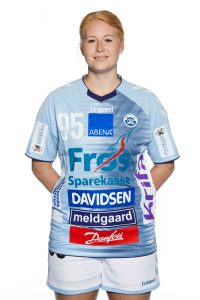 Caroline Rasmussen iført en sønderjysketrøje