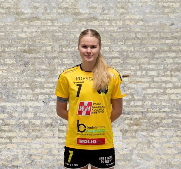 Emilie Winther skriver kontrakt med HHE